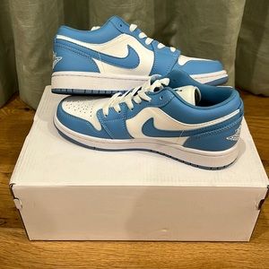 Women’s UNC jordan 1 lows!!